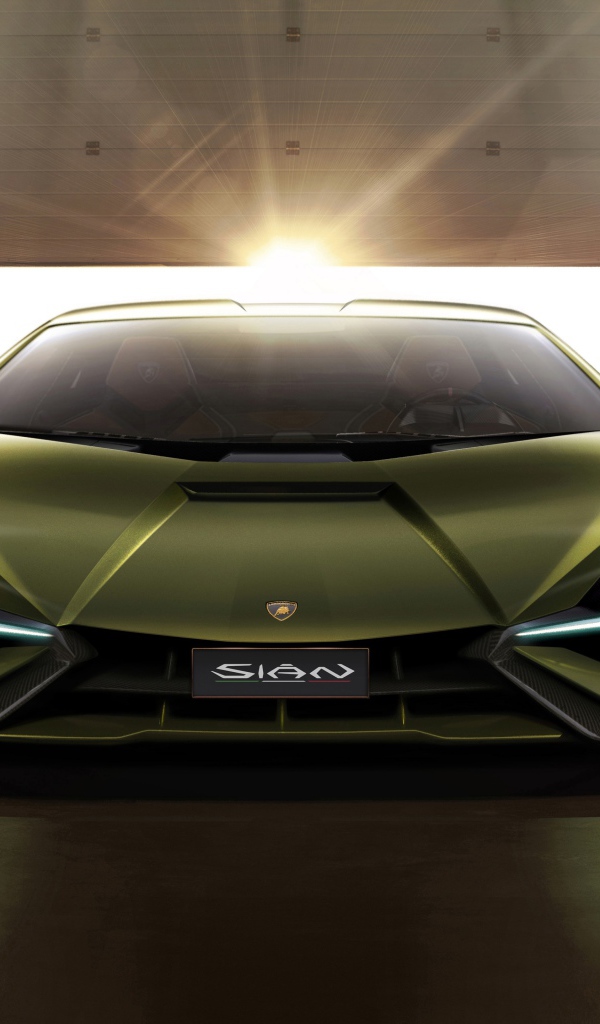 Автомобиль Lamborghini Sian 2019 года в свете софитов