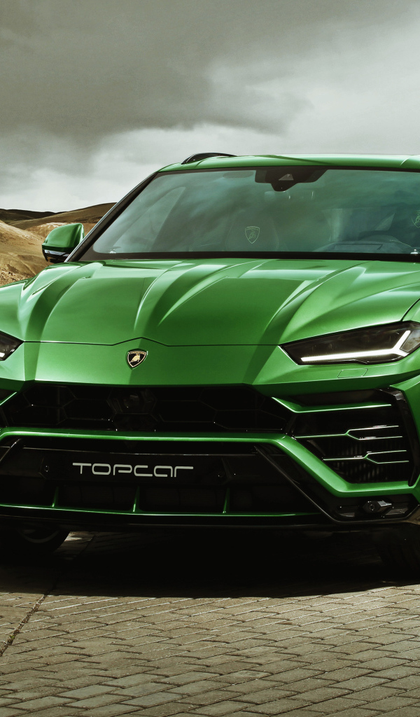 Зеленый внедорожник Lamborghini Urus, 2018 года
