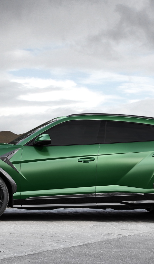 Зеленый автомобиль Lamborghini Urus вид сбоку