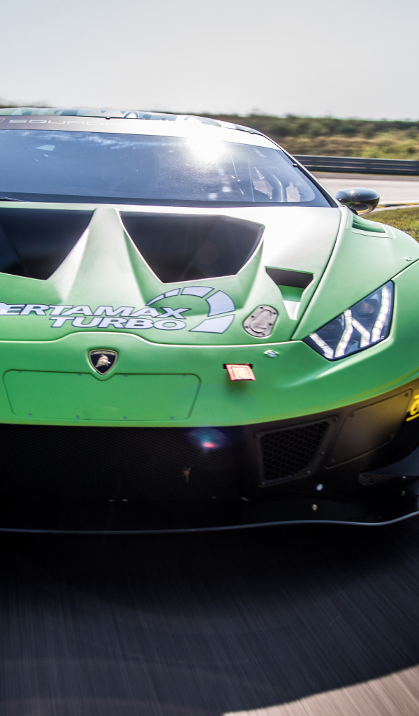 Зеленый спортивный автомобиль Lamborghini Huracan GT3 EVO 2018 года на трассе