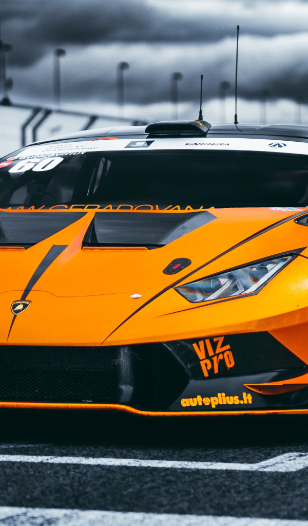 Оранжевый автомобиль Lamborghini Aventador на гонках