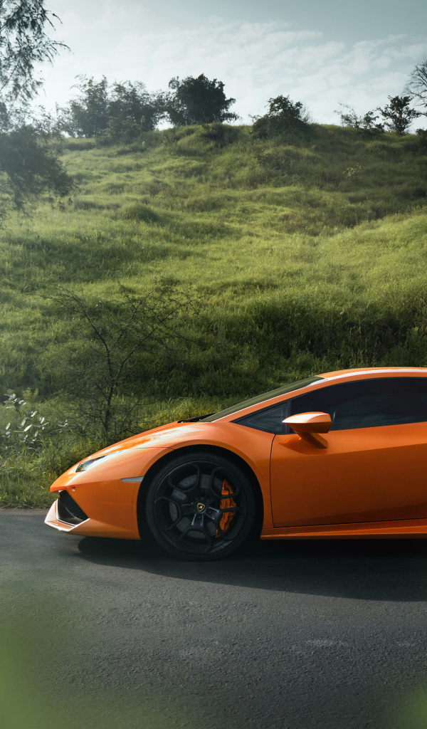 Оранжевый автомобиль Lamborghini Huracan 2019 вид сбоку