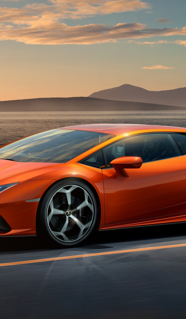 Оранжевый автомобиль Lamborghini Huracan EVO 2019 года на фоне неба 