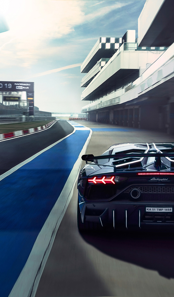 Гоночный автомобиль Lamborghini Aventador SVJ на трассе