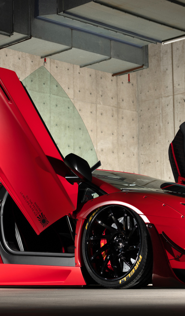 Красный спортивный автомобиль Lamborghini Aventador с открытыми дверями