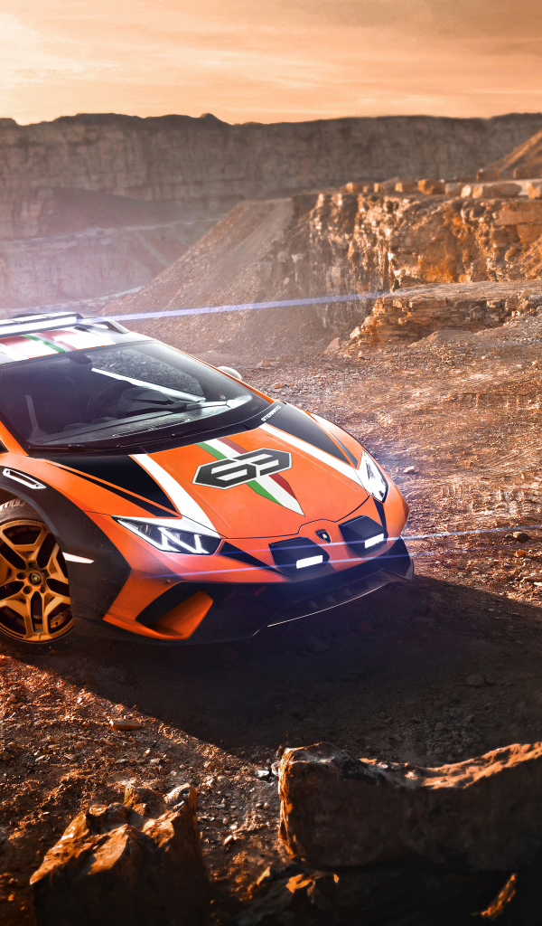 Спортивный автомобиль   Lamborghini Huracan Sterrato, 2019 года в горах