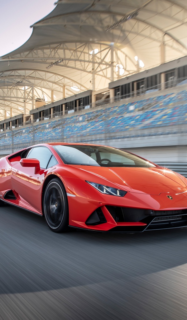 Спортивный красный автомобиль Lamborghini Huracan Evo на гоночной трассе