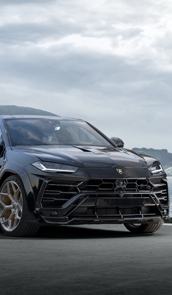 Стильный черный автомобиль  Lamborghini Urus Esteso 2019 года у моря