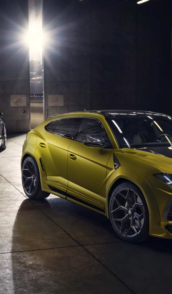 Два автомобиля Novitec Lamborghini Urus Esteso 2019 года в гараже