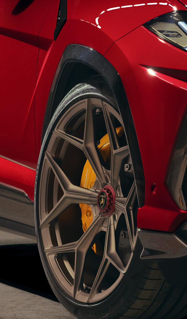 Колеса красного автомобиля  Lamborghini Urus 2019 года