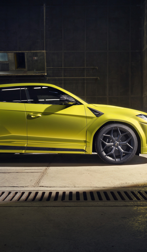 Желтый автомобиль Lamborghini Urus Esteso 2019 года в гараже