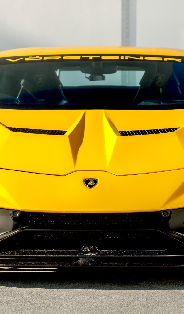 Желтый быстрый Lamborghini Huracan, 2019 года