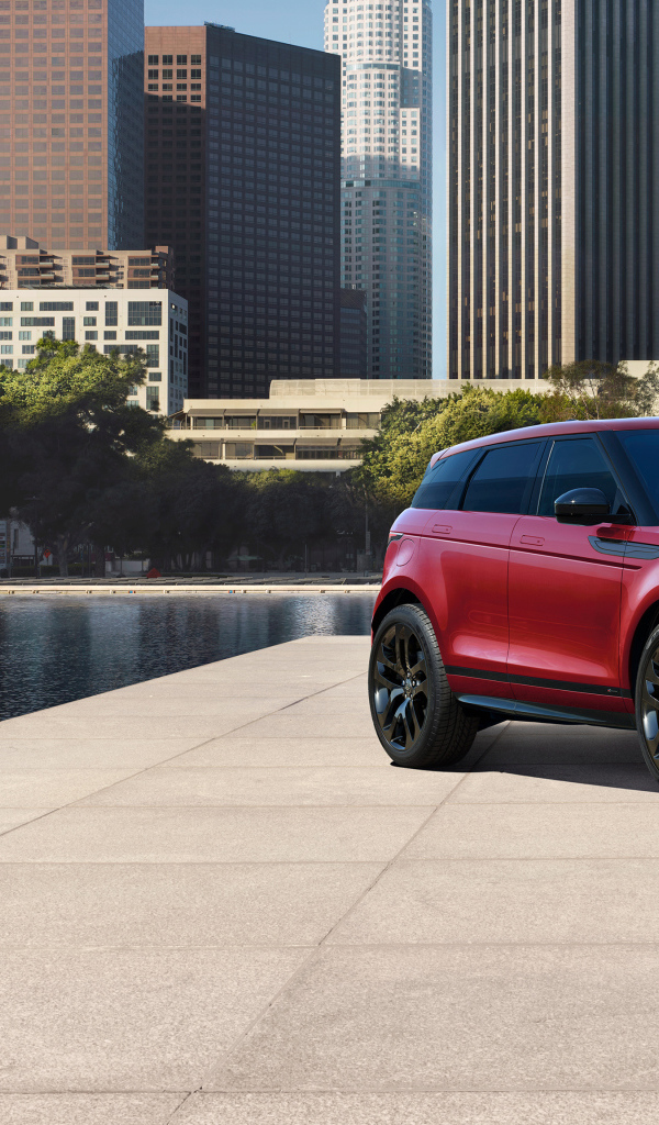Красный внедорожник Range Rover Evoque D240 HSE R-Dynamic,  2019 года на фоне города