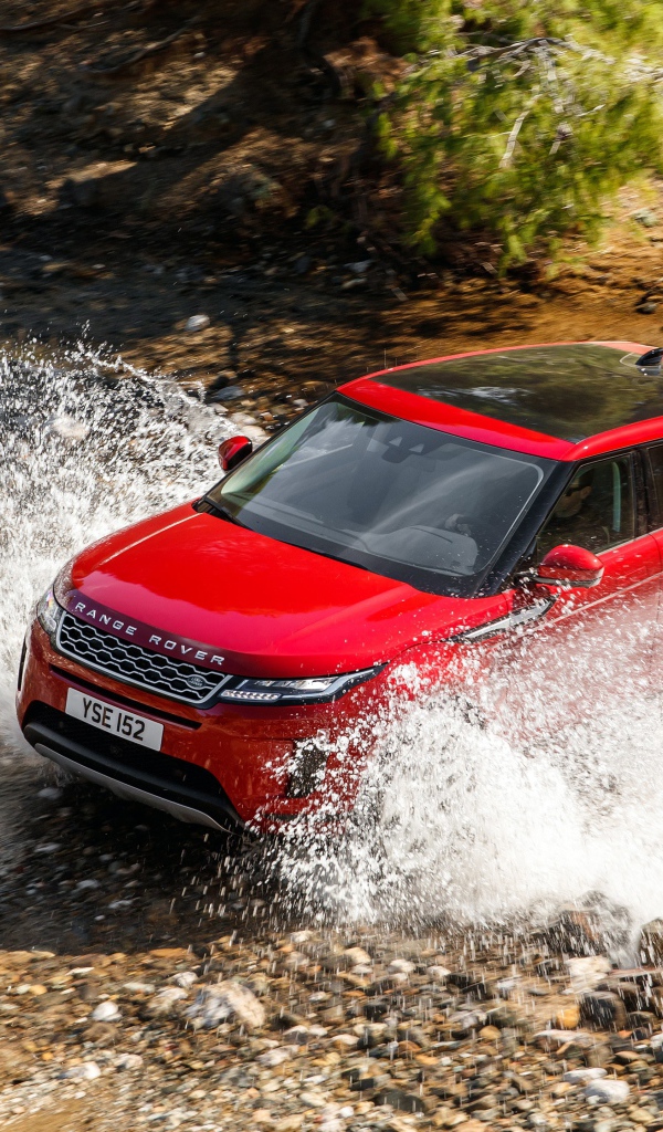 Красный внедорожник Range Rover Evoque D240 S 2019 года едет по воде