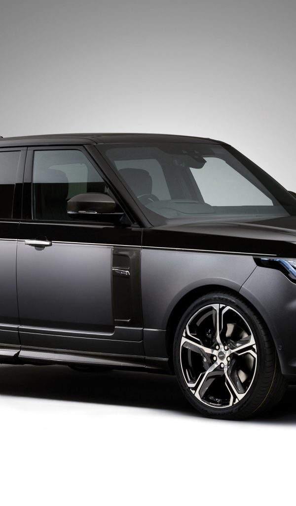 Серебристый внедорожник Range Rover 2018 года на сером фоне