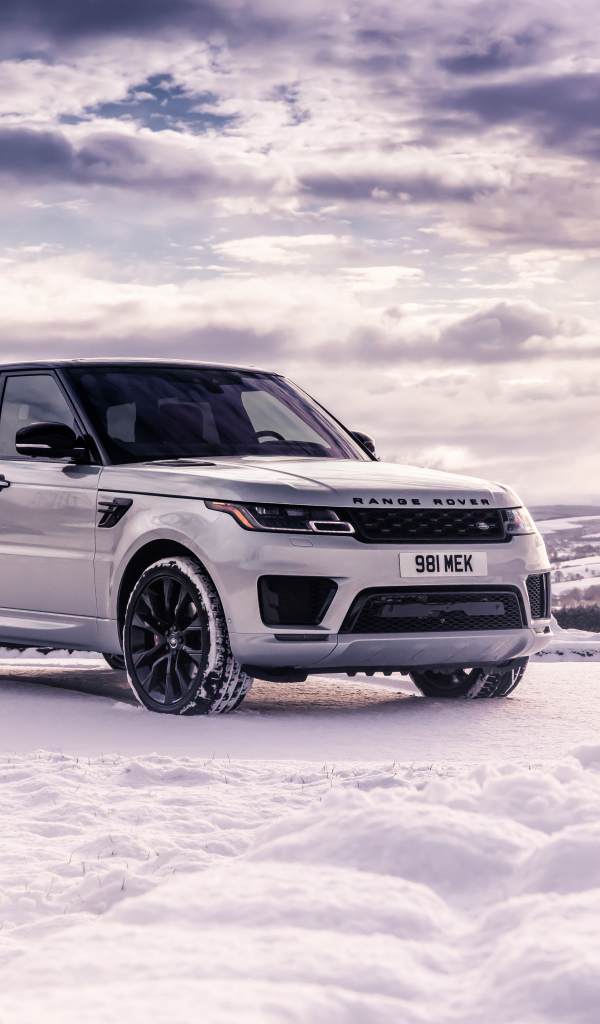 Серебристый внедорожник Range Rover Sport стоит на снегу