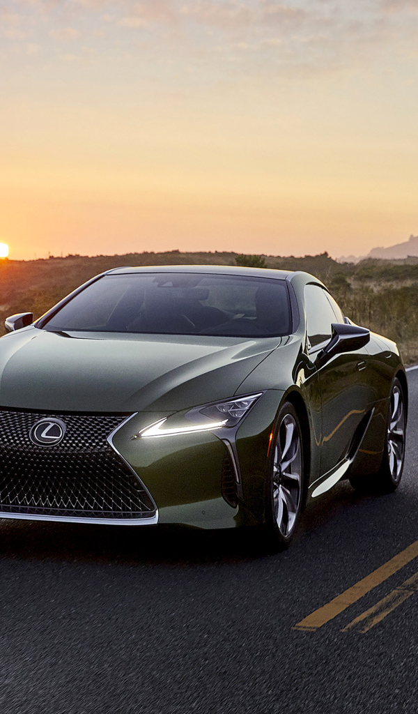 Автомобиль Lexus LC 500 Inspiration Series, 2020 года на трассе на закате