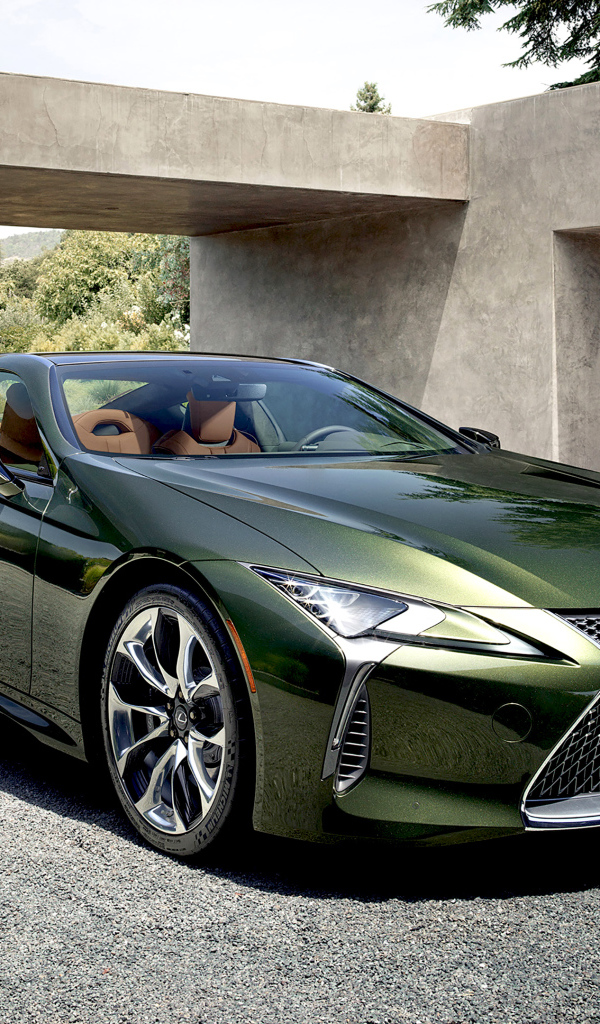Зеленый Lexus LC 500 Inspiration Series, 2020 у гаража