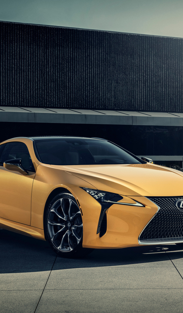 Желтый автомобиль Lexus LC 500 на фоне стены
