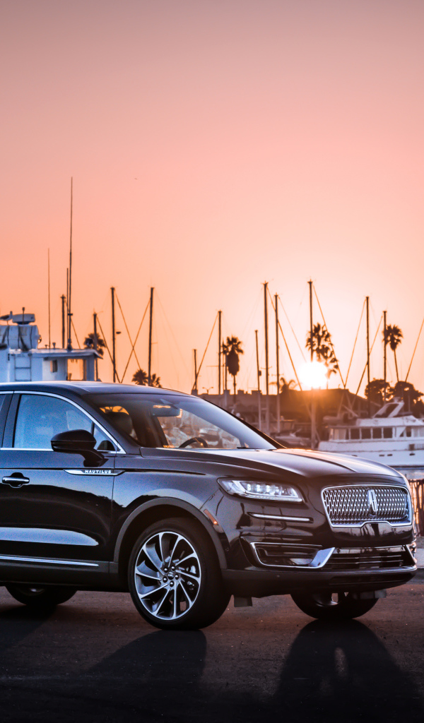 Черный Lincoln Nautilus 2019 года у причала на закате