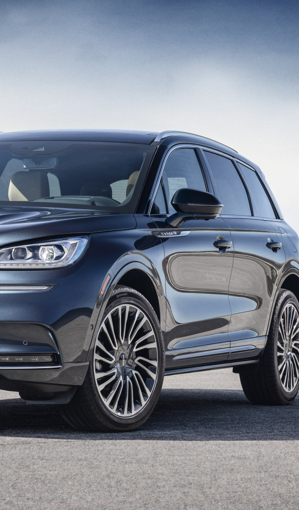 Дорогой серебристый автомобиль Lincoln Corsair