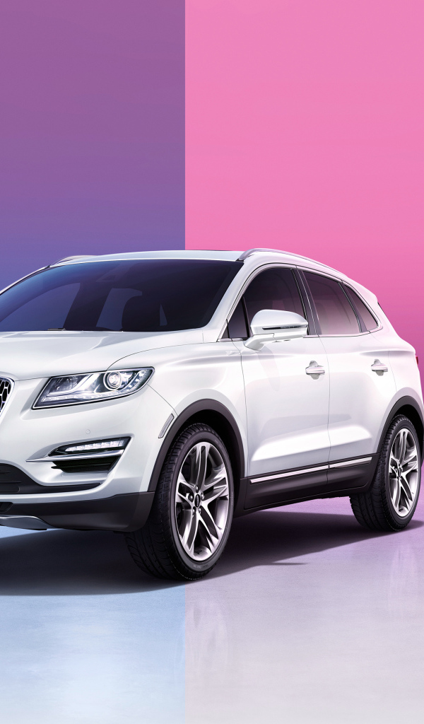 Белый внедорожник Lincoln MKC на розовом фоне