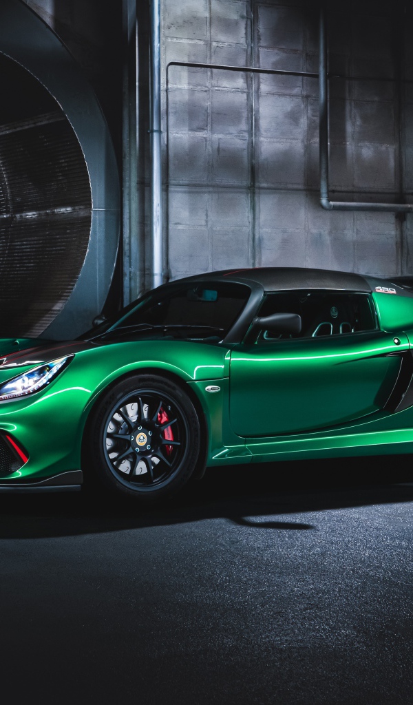 Зеленый автомобиль Lotus Exige Cup 430 в тоннеле 