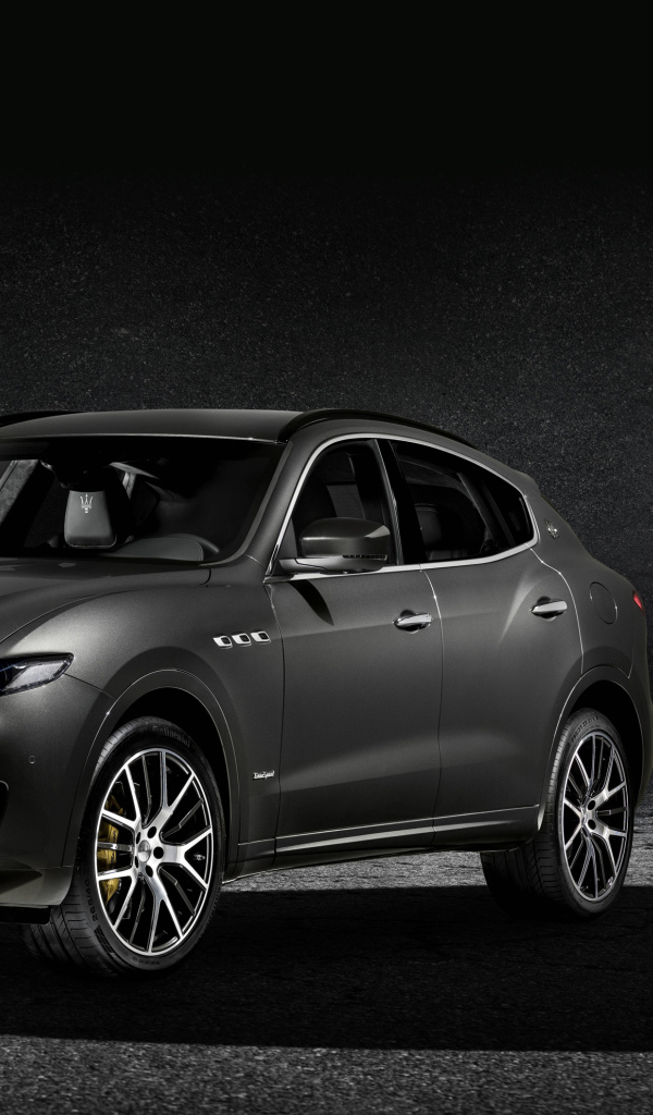 Автомобиль Maserati Levante на сером фоне