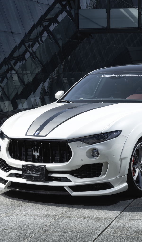 Белый автомобиль  Maserati Levante в здании