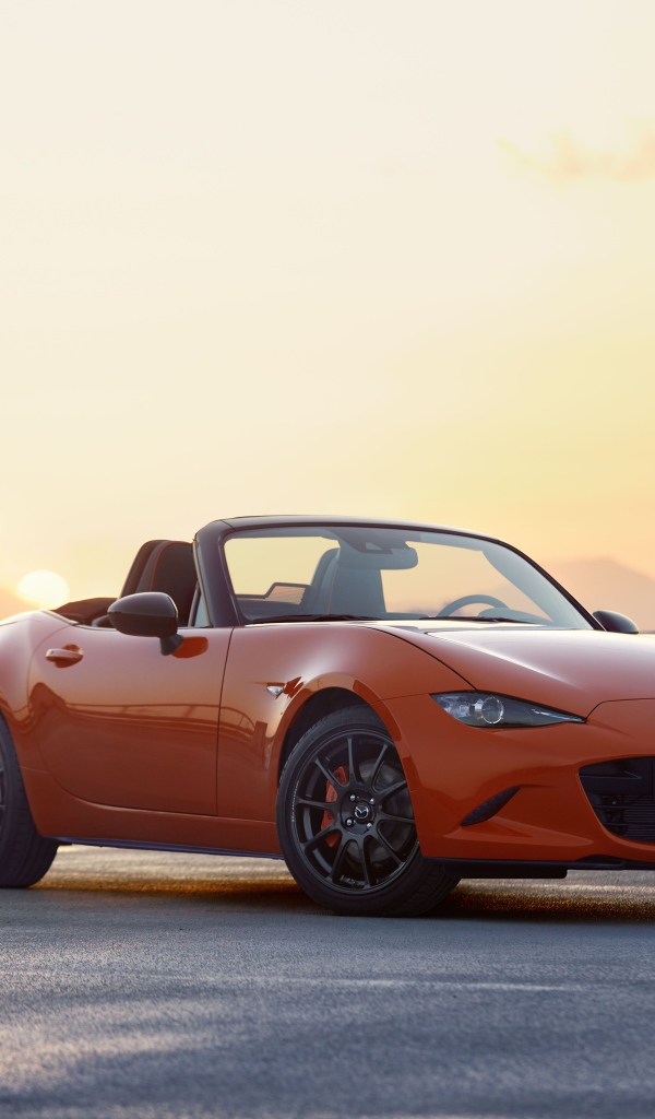 Красный автомобиль Mazda MX-5 на фоне неба