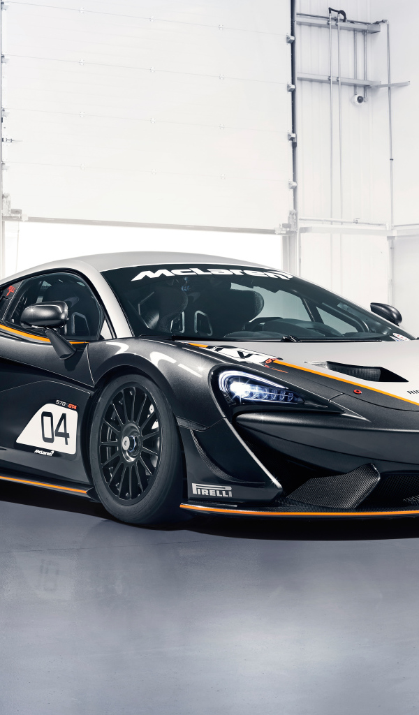 Спортивный автомобиль McLaren 720S GT3 2019 года в гараже