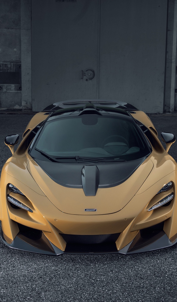 Спортивный автомобиль McLaren 720S на сером асфальте