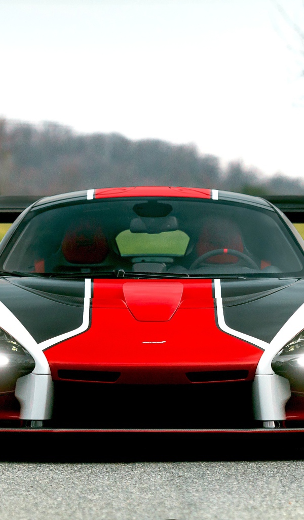 Спортивный автомобиль McLaren MSO Senna вид спереди 