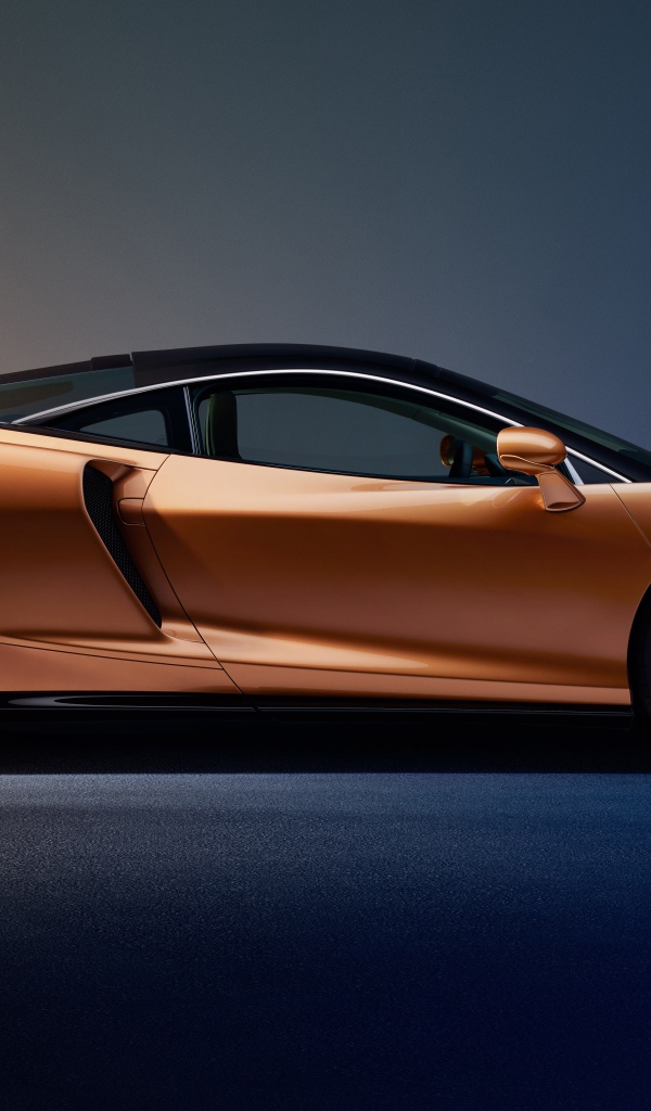 Оранжевый автомобиль McLaren GT Superlight 2019 года на синем фоне