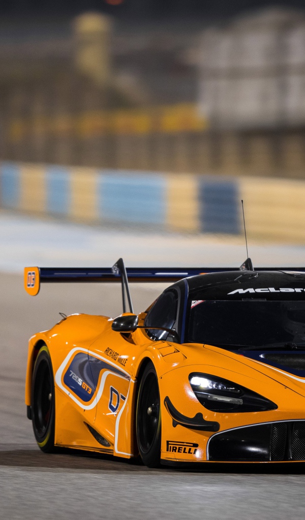 Оранжевый спортивный автомобиль McLaren 720S GT3 на гоночной трассе 