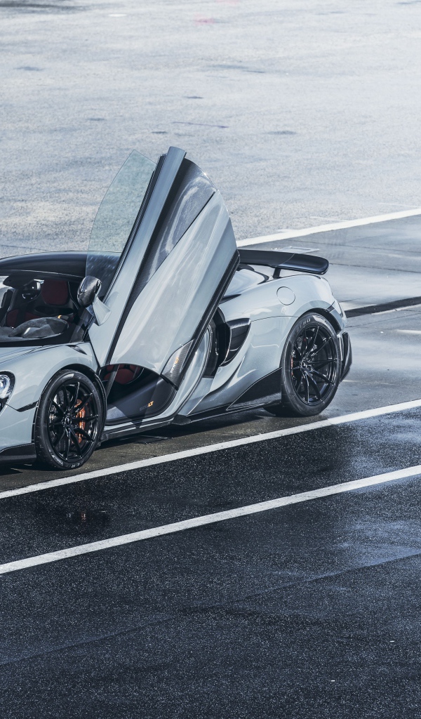 Серебристый автомобиль McLaren 600LT, 2019 года с открытыми дверями