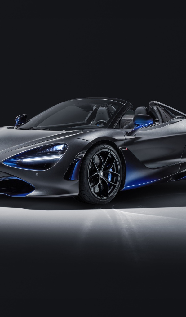 Серебристый автомобиль McLaren 720S Spider, 2019 года 
