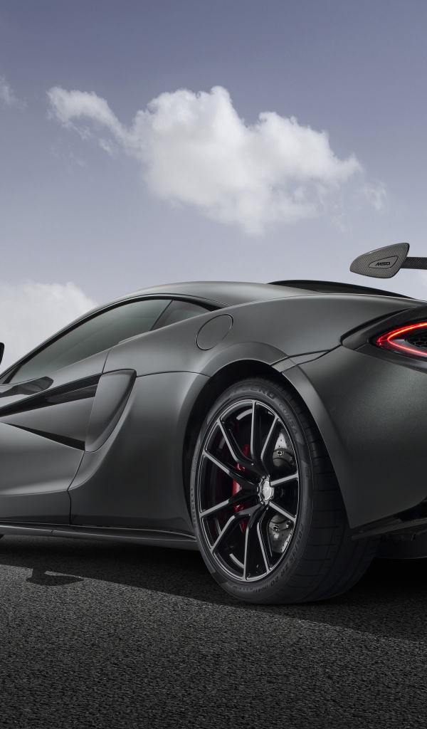 Серебристый автомобиль McLaren 720S вид сзади