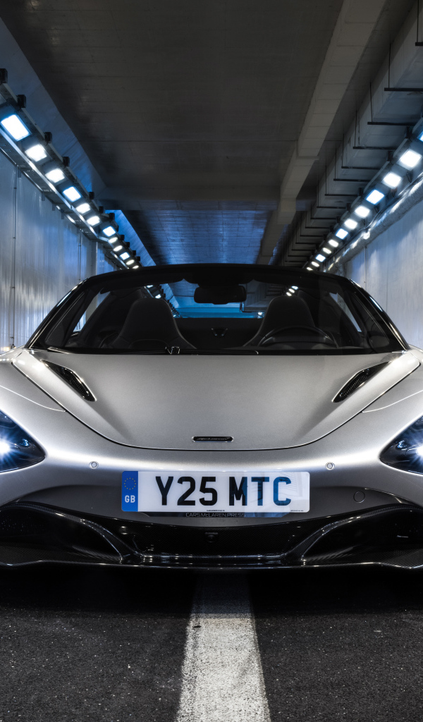 Серебристый спортивный автомобиль  McLaren 720S Spider, 2019 года в тоннеле