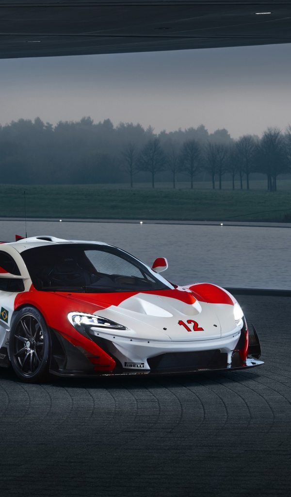 Спортивный McLaren MSO P1 GTR Ayrton Senna 2019 года на трассе