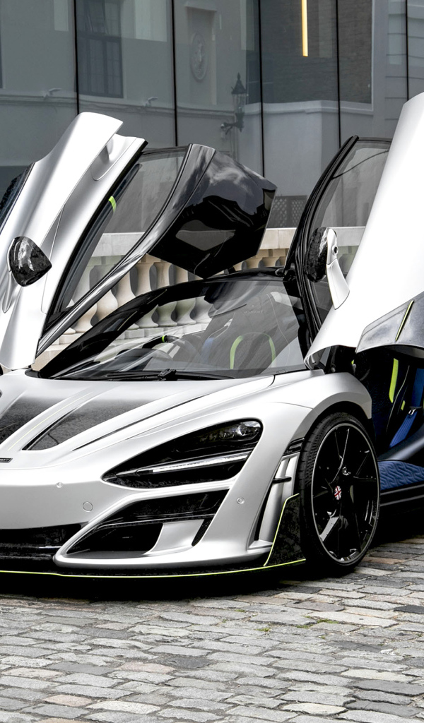 Спортивный автомобиль  McLaren 720S, 2019 года с открытыми дверями