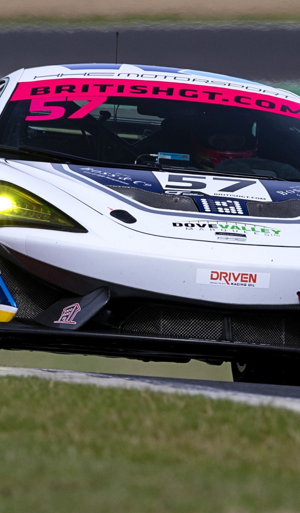 Спортивный автомобиль McLaren 720S GT3 на гоночной трассе