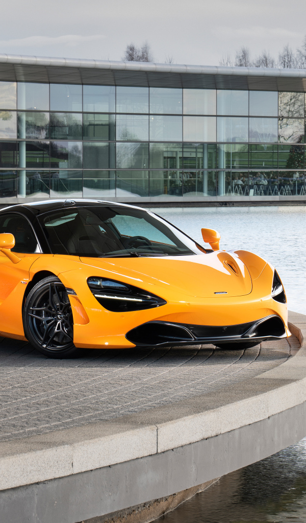Желтый спортивный автомобиль McLaren MSO 720S Spa 68,  2019 года у воды