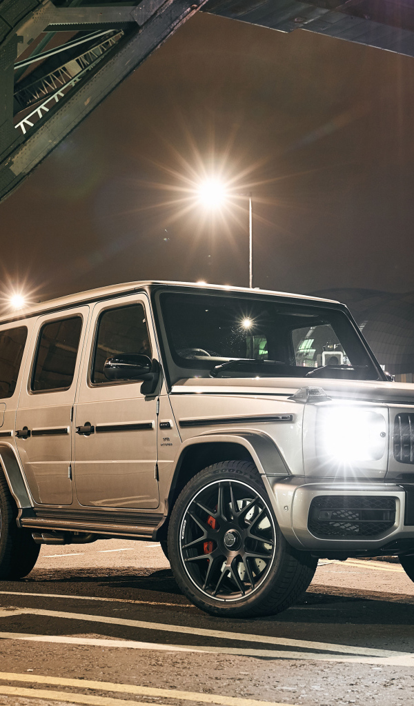 Джип Mercedes-AMG G 63 2018 года с включенными фарами