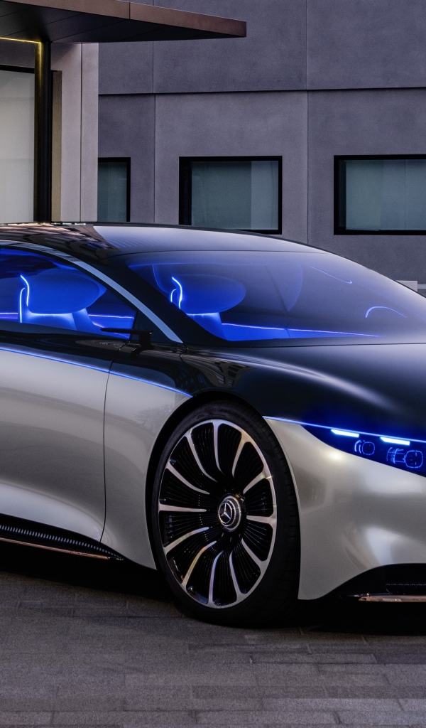 Автомобиль Mercedes-Benz Vision EQS 2019 года у дома