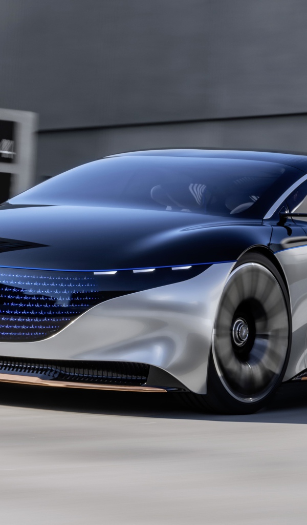 Автомобиль Mercedes-Benz Vision EQS 2019 года у серого здания