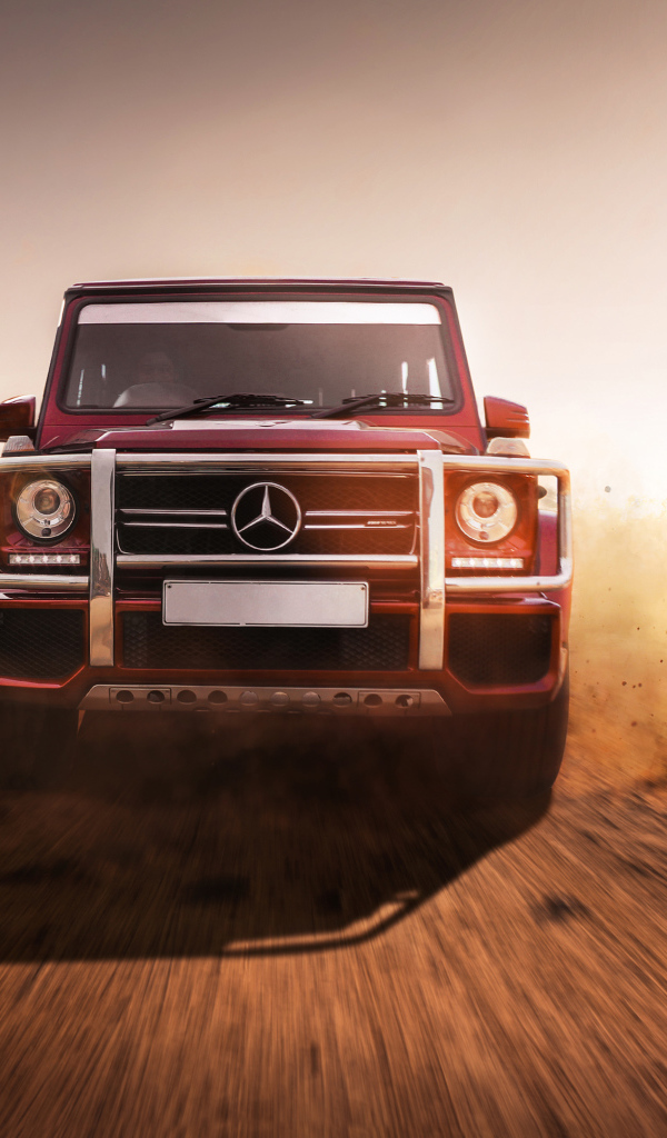 Большой внедорожник Mercedes G63 AMG на дороге
