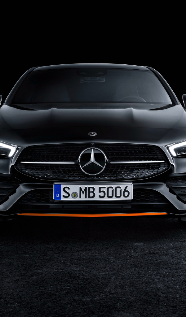 Черный автомобиль Mercedes-Benz CLA 250 AMG, 2019 года на черном фоне