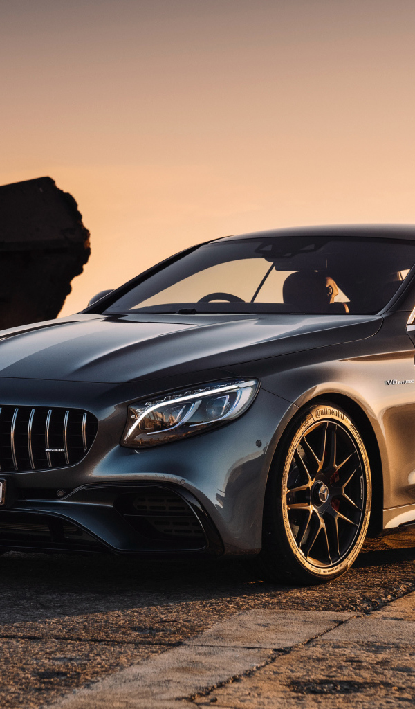 Автомобиль Mercedes-AMG S 63 в лучах солнца