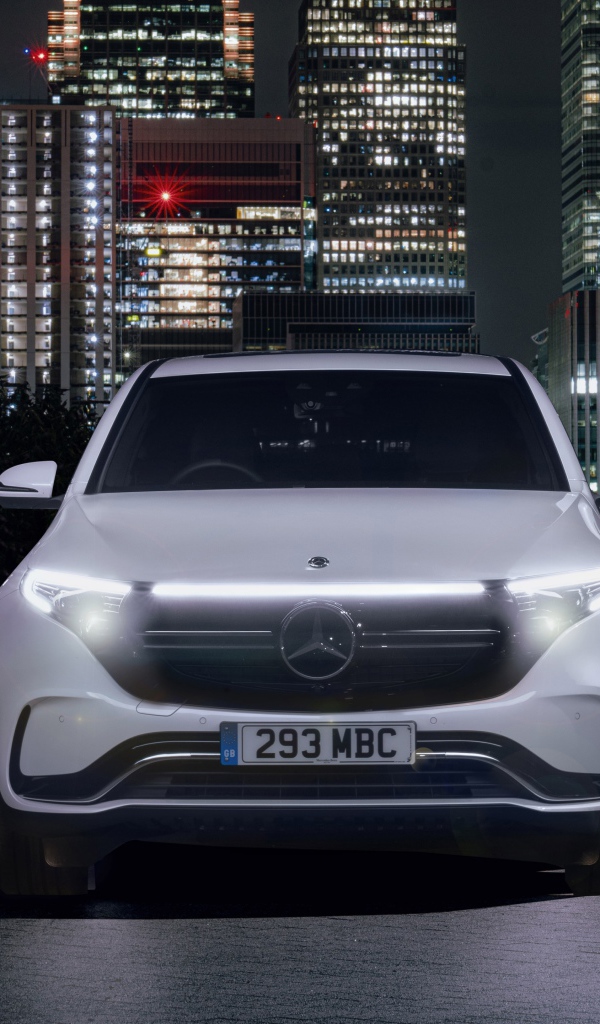 Автомобиль Mercedes-Benz EQC 400 4MATIC AMG Line 2019 на фоне небоскребов